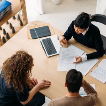 adviseur bespreekt voorstel met haar twee klanten