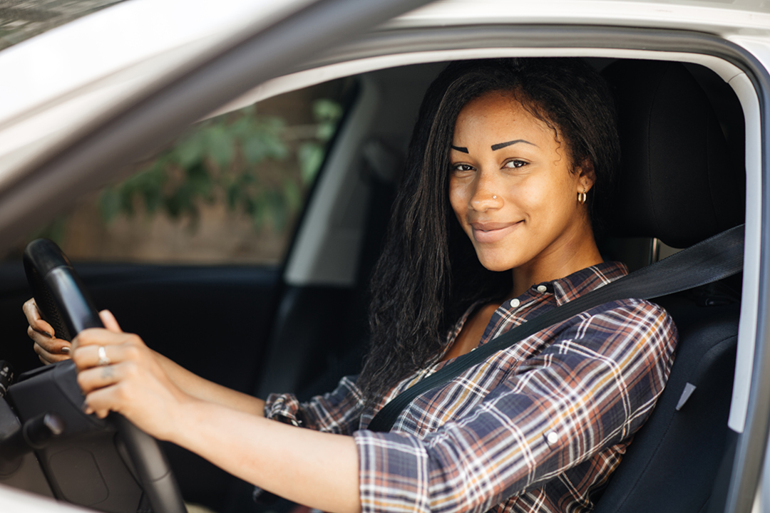 Vrouw zit achter een auto stuur