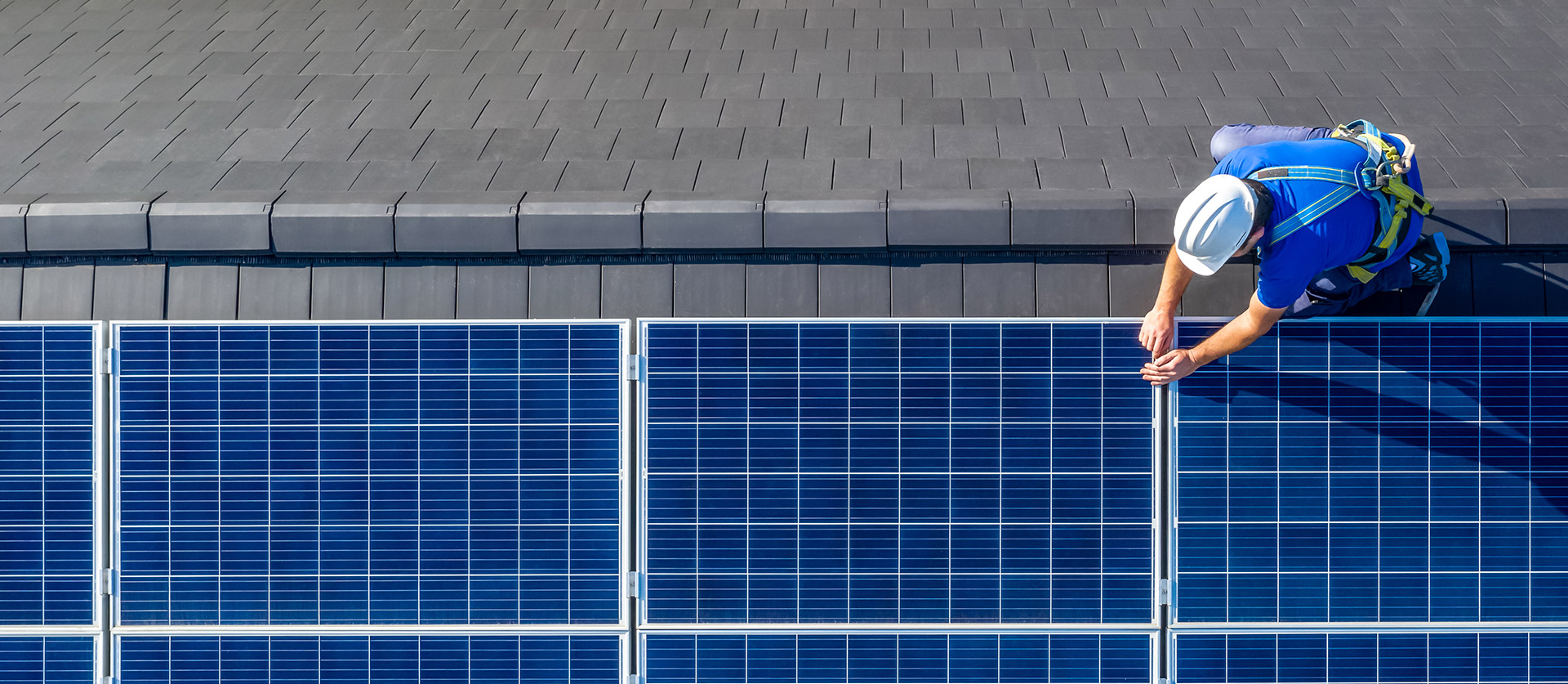 man monteert zonnepanelen 