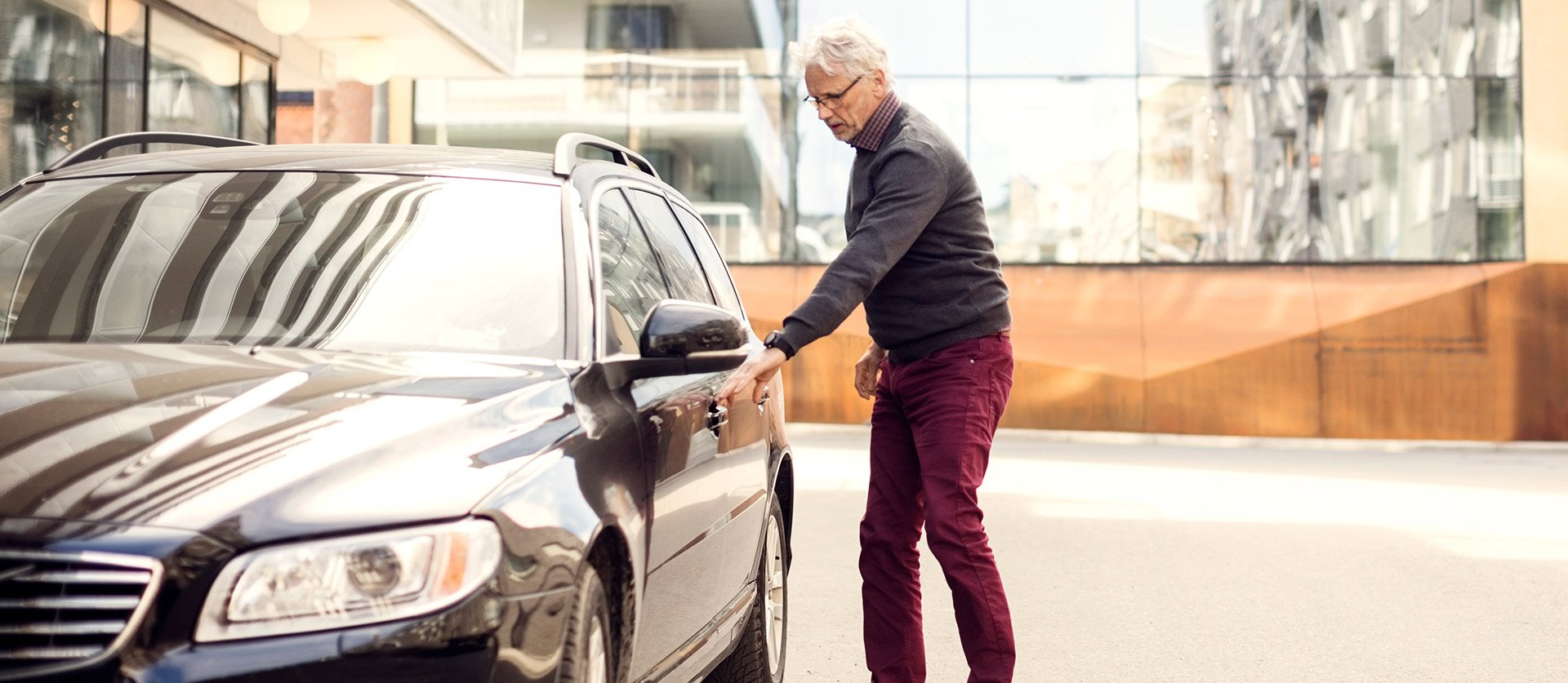 meneer opent zijn autodeur