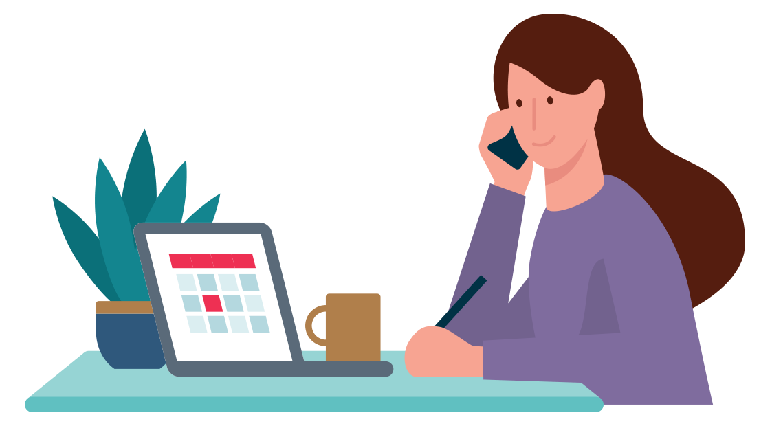 vrouw zit achter een bureau aan de telefoon te schrijven in haar agenda