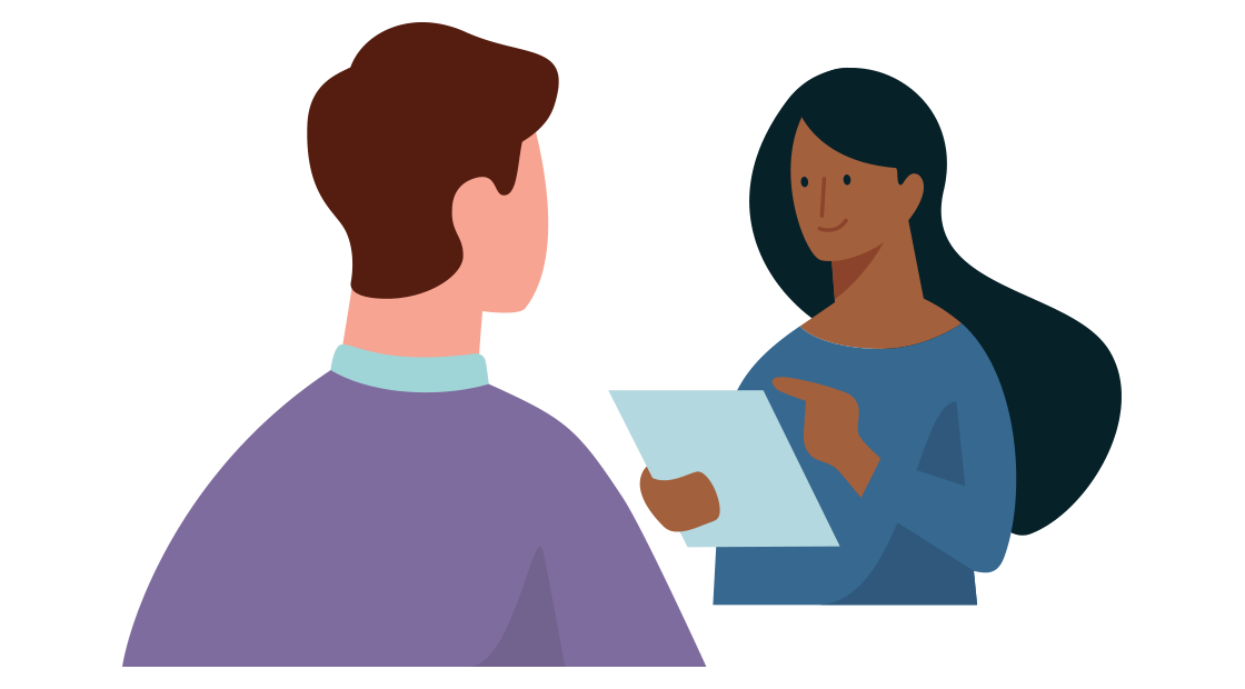 adviseur heeft een document in haar hand en leest het voor aan de klant
