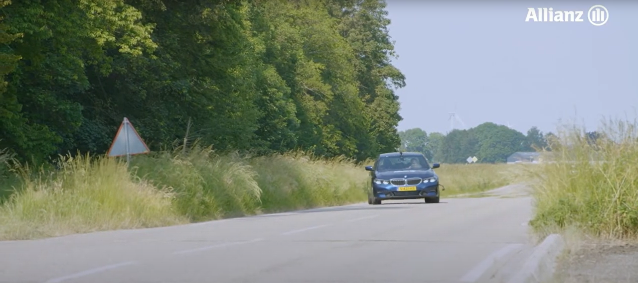 De parkeergarage van het AFAS Theater in Leusden werd omgetoverd tot een waar parkeerpaleis, compleet met banners, vlaggen en glimmende Allianz-auto's.