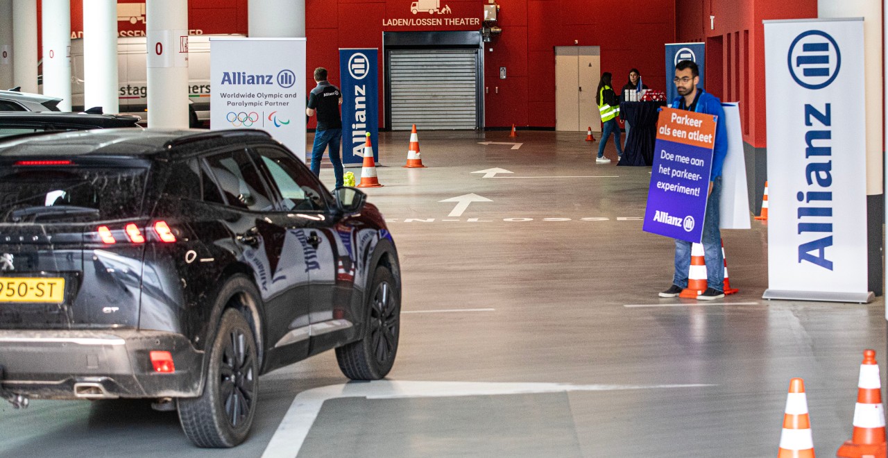 De parkeergarage van het AFAS Theater in Leusden werd omgetoverd tot een waar parkeerpaleis, compleet met banners, vlaggen en glimmende Allianz-auto's.