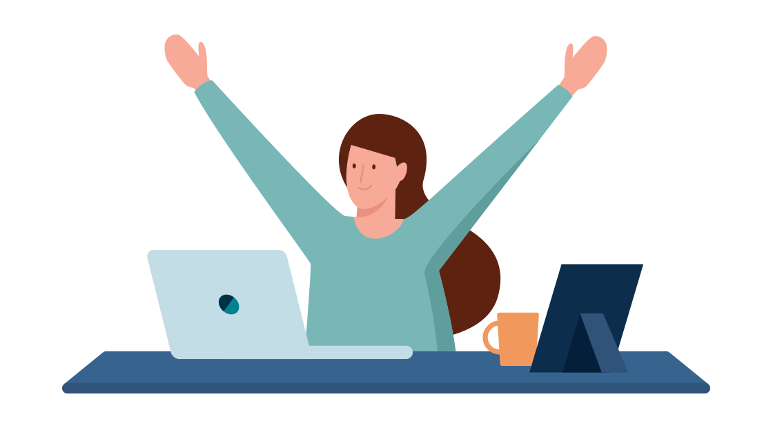 een vrouw zit juichend achter haar bureau met haar laptop, mok en een fotolijst