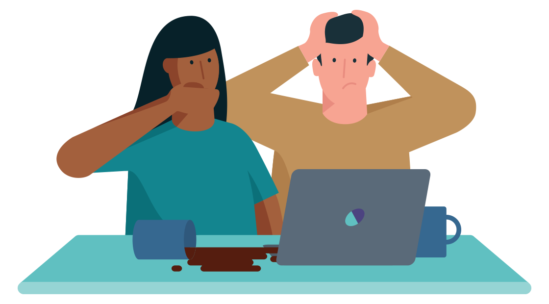 man en vrouw zitten achter laptop waarover een kop koffie gevallen is